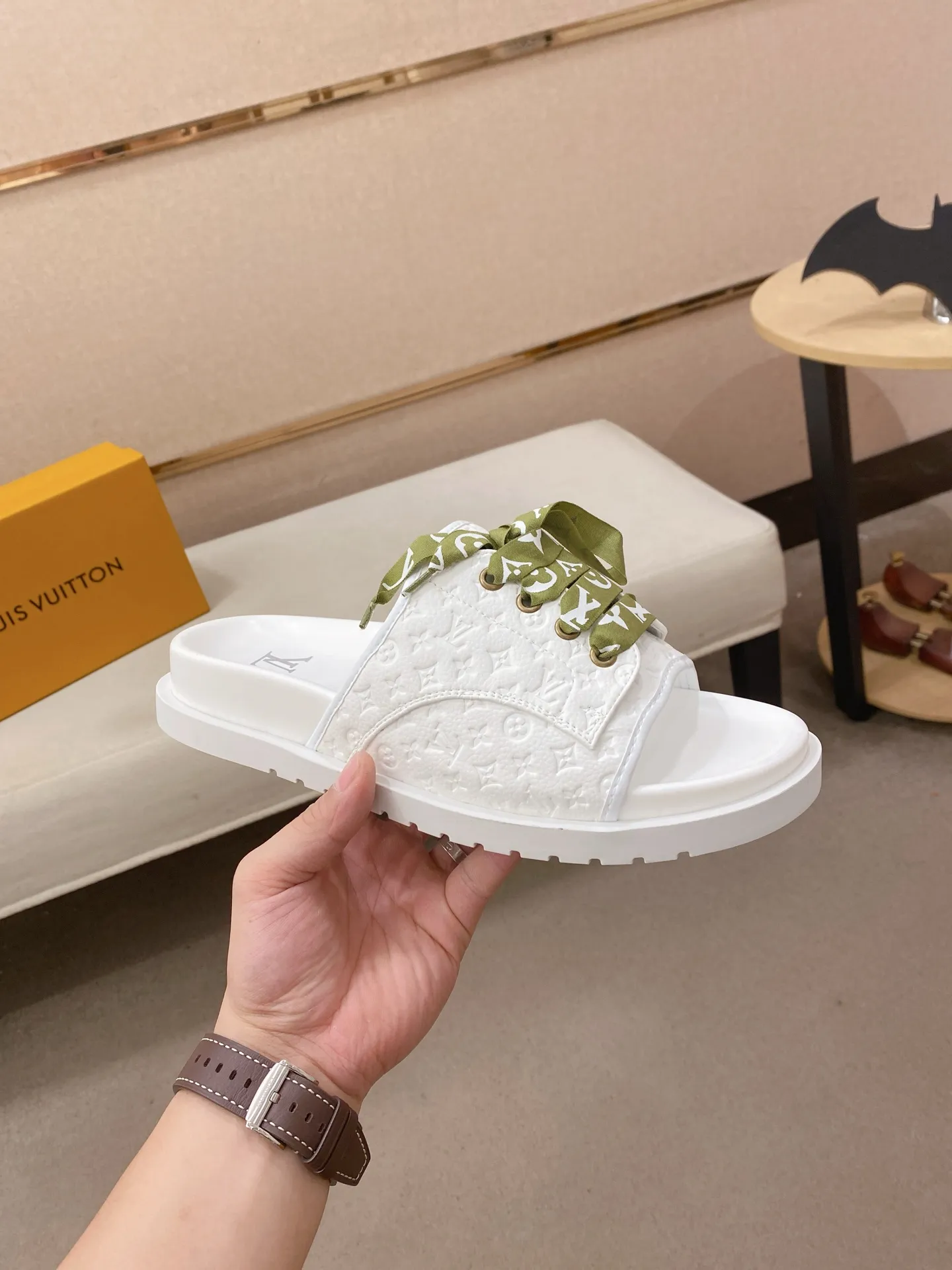 Men's shoes 💰: 340💰Made by LV🔍Top purchasing agents. Men's spring and summer slippers are available at the same counter. The uppers are imported cowhide from Italy, with logo graphics and high-quality craftsmanship. Soles: original soles specially provided by the original factory. Exclusive movable molded soles are super comfortable. Original goods follow orders. 🔍🔍High quality. You can enter and exit the counter at will. Welcome to compare. Size 38-44.